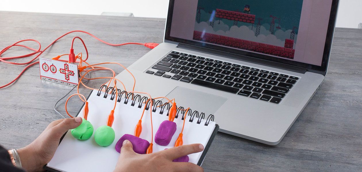 Makey-Makey es una placa similar al mando de una videoconsola que simula ser un teclado o ratón, lo que permite enviar órdenes al ordenador al que se encuentre conectado. En vez de pulsar los botones lo que hacemos es cerrar el circuito mediante contactos o pinzas de cocodrilo y de esta forma se simula haber pulsado un botón. De esta forma, nos permite convertir cualquier objeto de la vida diaria en un teclado, un mando o un ratón. La idea de Makey-Makey es sencilla y simple. Consiste en una placa de electrónica basada en Arduino con un cable USB que se conecta al ordenador como un periférico más, de manera que da la oportunidad a sus usuarios de buscar y encontrar nuevas maneras de interactuar con sus ordenadores, potenciando la creatividad, la imaginación y el diseño.